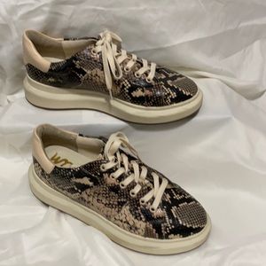 Snakeskin look lace up like new